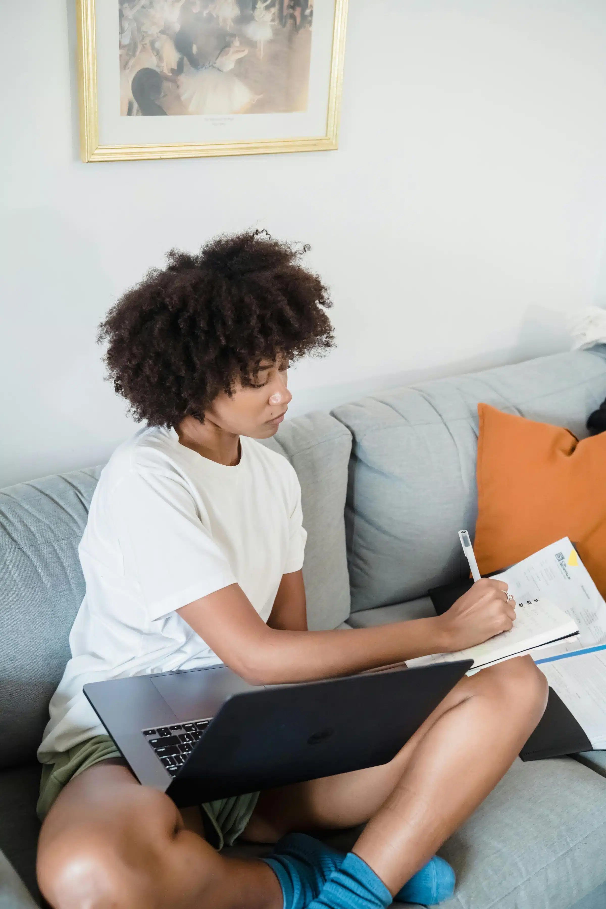 pexels-mizunokozuki-12911683